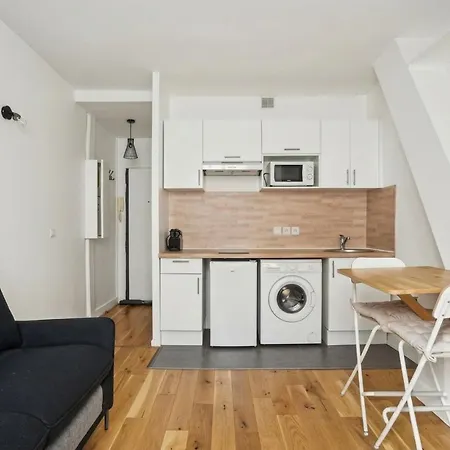 Cozy Just Steps From Train Station Luxemburg