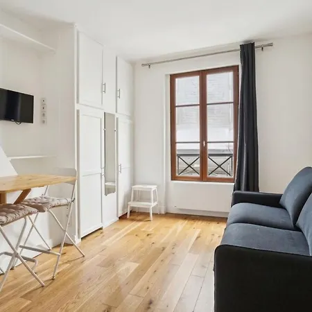 Cozy Just Steps From Train Station
