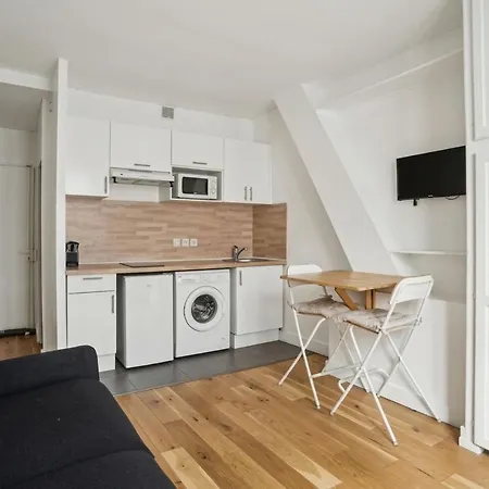 Cozy Just Steps From Train Station Appartement